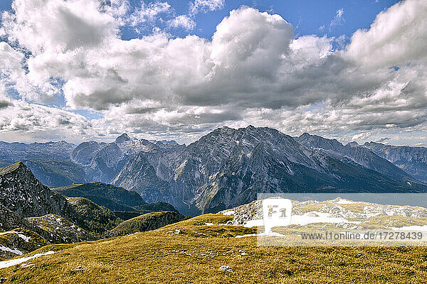 Wolken über dem Watzmanngletscher im Nationalpark Berchtesgaden