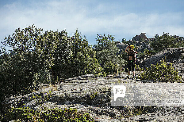 Wanderer bewundert die Aussicht  während er auf dem Felsenberg von La Pedriza  Madrid  Spanien steht