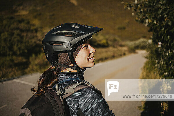 Frau mit Fahrradhelm auf einem Bergpfad im Naturpark Somiedo  Spanien