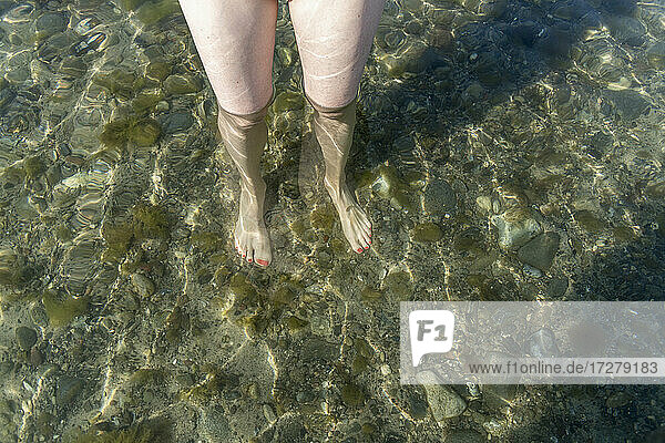 Beine einer Frau im Meer