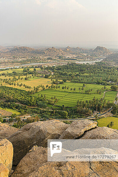 Hohe Winkel Ansicht der landschaftlichen Ansicht der Natur  Karnataka  Hampi  Indien