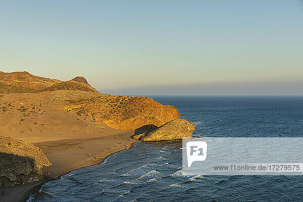 Der Strand von Cabo de Gata in der Morgendämmerung