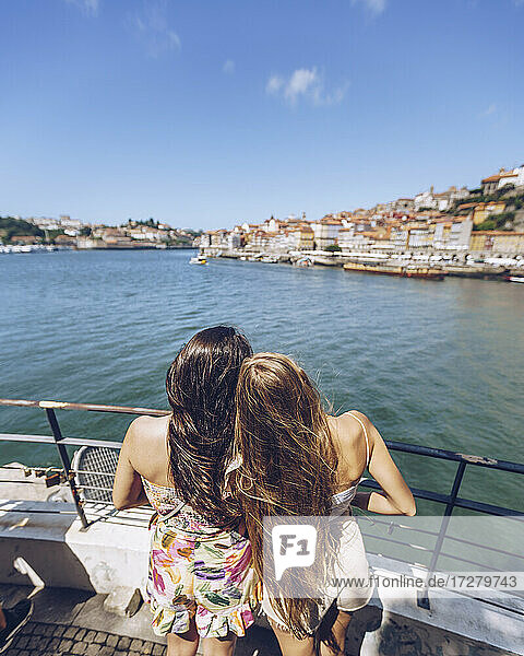 Junge Freundinnen schauen am Wochenende auf den Fluss Douro  Porto  Portugal