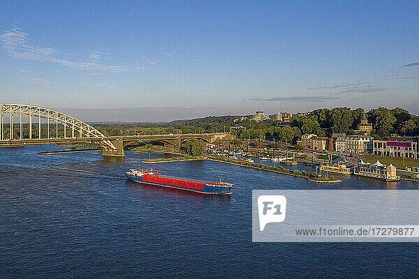 Niederlande  Gelderland  Nijmegen  Luftaufnahme eines Containerschiffs  das an der Brücke über die Waal vorbeifährt