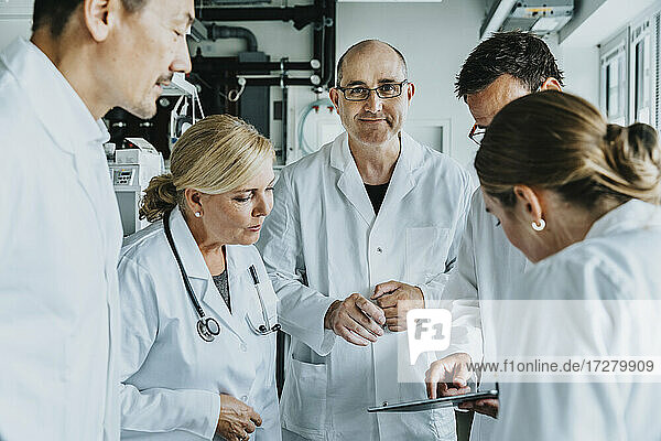 Konzentrierter Wissenschaftler bei der Arbeit an einem digitalen Tablet im Labor