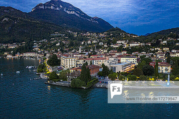 Italien  Provinz Como  Menaggio  Blick aus dem Hubschrauber auf die Stadt am Ufer des Comer Sees in der Morgendämmerung