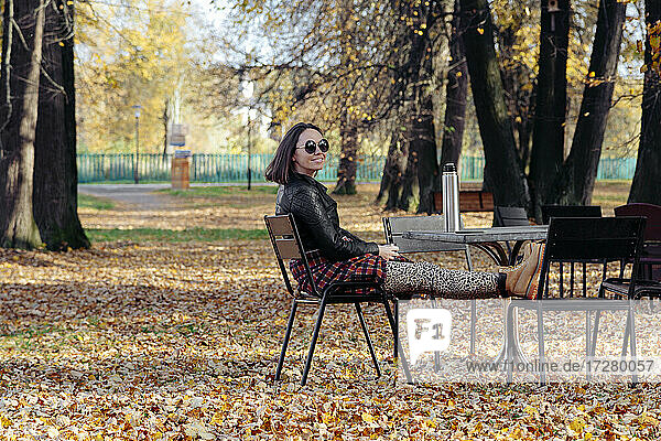Lächelnde Frau verbringt ihre Freizeit in einem öffentlichen Park