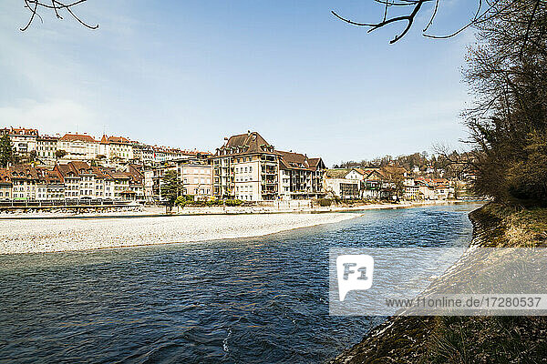 Blick auf den Fluss Aare bei einer schönen Stadt in der Schweiz