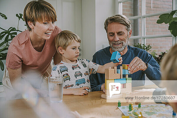 Eltern spielen mit Kindern Puzzle zu Hause