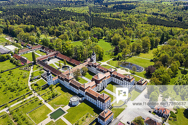 Deutschland  Hessen  Eichenzell  Blick aus dem Hubschrauber auf Schloss Fasanerie im Sommer