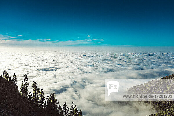 Schöne Wolkenlandschaft über dem Berg im Nationalpark El Teide  Teneriffa  Spanien