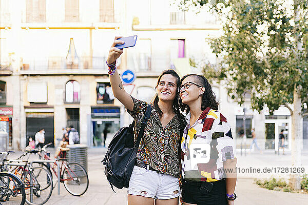Freundinnen nehmen Selfie auf Smartphone stehen in der Stadt