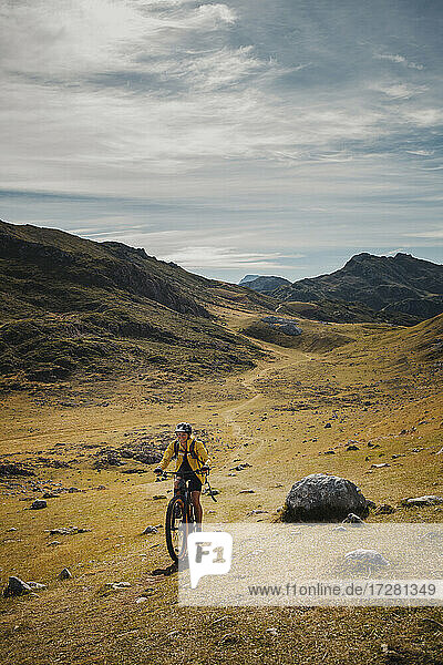 Frau fährt mit einem Elektrofahrrad auf einem Berg im Naturpark Somiedo  Spanien