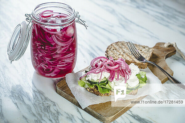 Sandwich mit eingelegten Zwiebeln  Gurken  Ziegenfrischkäse und Kopfsalat