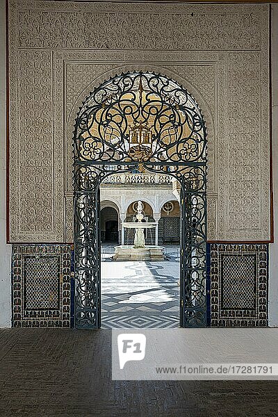 Blick durch eine mit Arabesken geschmückte Tür in den Innenhof mit Brunnen  maurische Architektur  Stadtpalast  andalusischer Adelspalast  Casa de Pilatos  Sevilla  Andalusien  Spanien  Europa