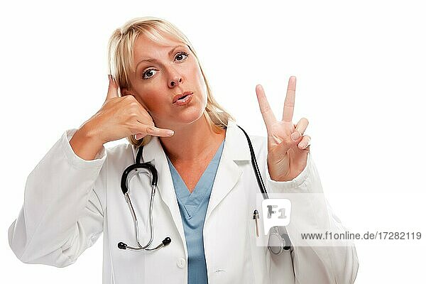 Freundliche weibliche blonde Arzt oder Krankenschwester sagen zwei nehmen und rufen Sie mich vor einem weißen Hintergrund