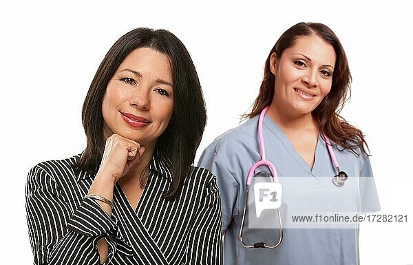 Hispanic Frau mit Ärztin oder Krankenschwester vor einem weißen Hintergrund