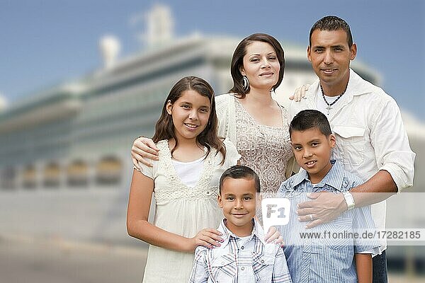 Junge glückliche hispanische Familie auf dem Steg vor einem Kreuzfahrtschiff
