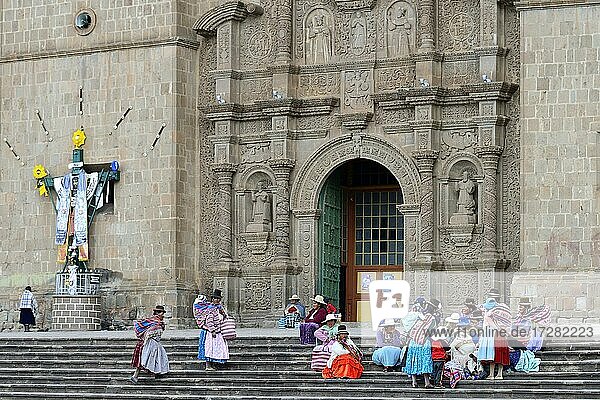 Indigene Frauen in Tracht sitzen auf der Treppe der Kathedrale  Catedral Basílica San Carlos Borromeo  Puno  Titicacasee  Peru  Südamerika