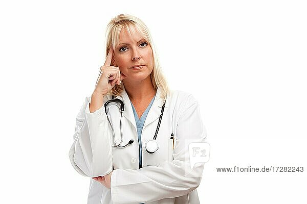 Ernste weibliche blonde Arzt oder Krankenschwester vor einem weißen Hintergrund