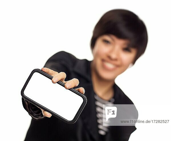 Lächelnde junge gemischtrassige Frau  die ein leeres Smartphone heraushält  der Fokus liegt auf dem Telefon  bereit für eine eigene Nachricht