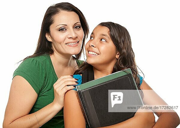 Stolze hispanische Mutter und Tochter bereit für die Schule vor einem weißen Hintergrund