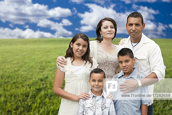 Glückliche hispanische Familie Porträt stehen in Wiese