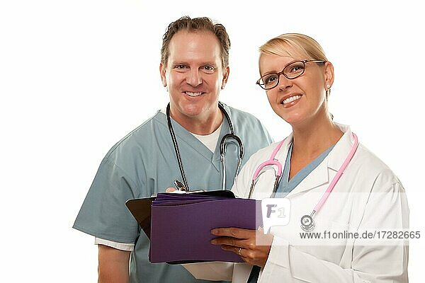 Männliche und weibliche Ärzte schauen über Akten vor einem weißen Hintergrund