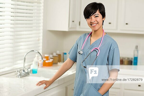 Lächelnder  attraktiver  gemischtrassiger Arzt oder Krankenschwester in einer Büro- oder Laborumgebung