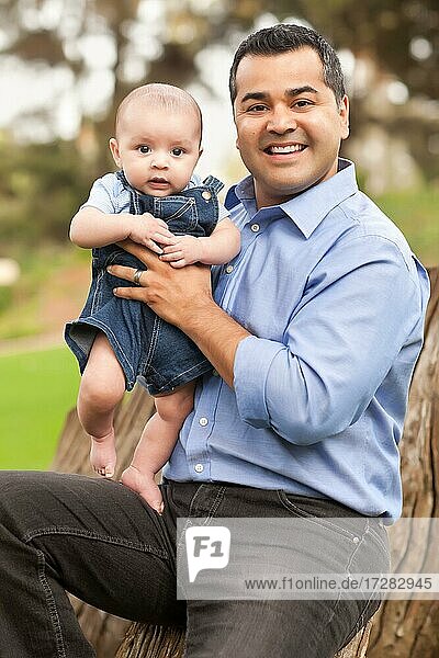 Handsome hispanischen Vater und Sohn posieren für ein Porträt im Park