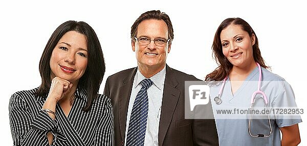 Hispanic Frau mit Männchen und Ärztin oder Krankenschwester vor einem weißen Hintergrund