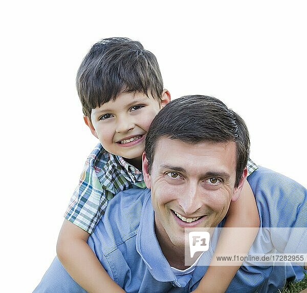 Glücklicher Vater und Sohn Huckepack vor einem weißen Hintergrund