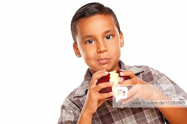Adorable hispanischen Jungen essen einen großen roten Apfel vor einem weißen Hintergrund
