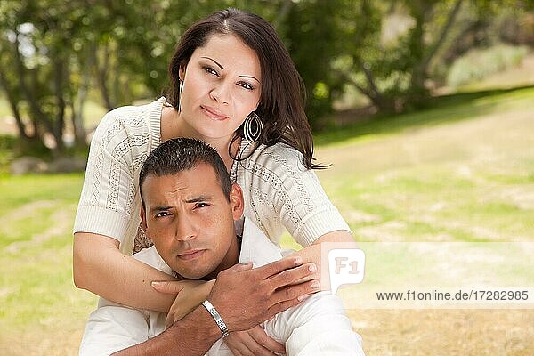 Affectionate glücklich hispanischen Paar im Park
