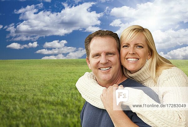 Porträt eines glücklichen attraktiven Paares  das sich im Park umarmt