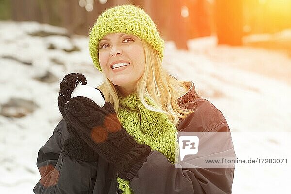 Attraktive Frau hat Spaß im Schnee an einem Wintertag