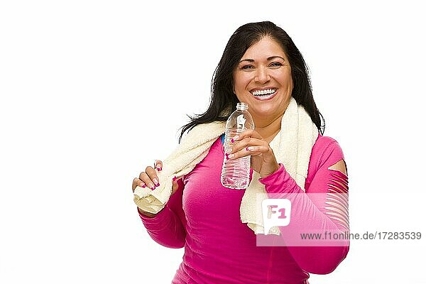 Attraktive mittlere Alter hispanische Frau in Training Kleidung mit Wasserflasche und Handtuch gegen einen weißen Hintergrund