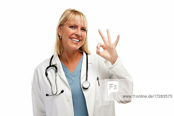 Freundliche weibliche blonde Arzt oder Krankenschwester mit okay Zeichen vor einem weißen Hintergrund