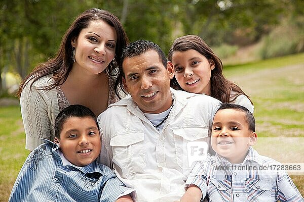 Glückliche hispanische Familie Porträt im Park