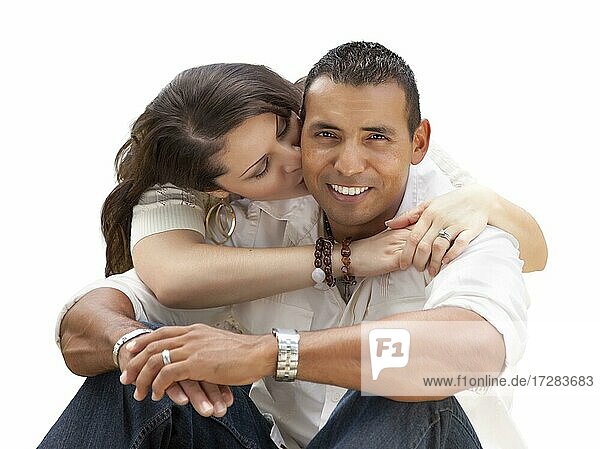 Glückliche junge attraktive hispanische Paar vor einem weißen Hintergrund