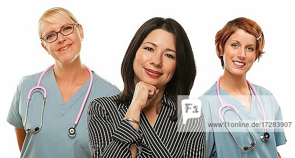Attraktive hispanische Frau mit Ärztinnen und Krankenschwestern vor weißem Hintergrund
