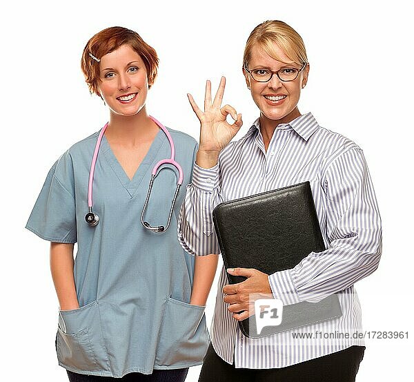 Geschäftsfrau macht okay Handzeichen mit einem Arzt oder Krankenschwester vor einem weißen Hintergrund