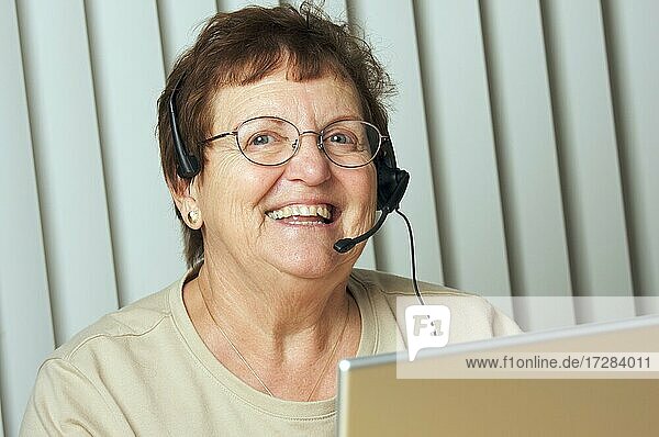 Lächelnder älterer Erwachsener mit Telefon-Headset