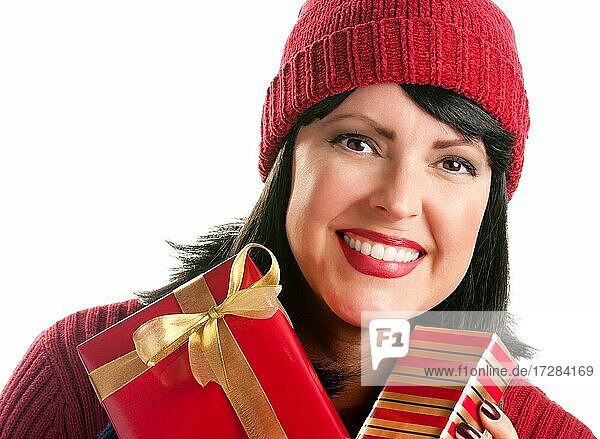 Glücklich  attraktive Frau hält Weihnachtsgeschenke vor einem weißen Hintergrund