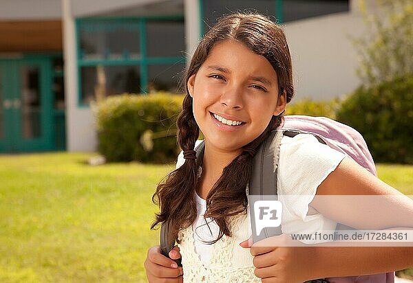 Nette hispanische Teenager-Mädchen-Student mit Rucksack bereit für die Schule