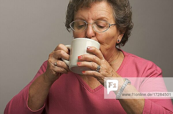 Ältere Frau genießt eine Tasse Kaffee