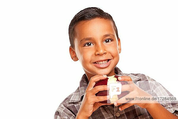 Adorable hispanischen Jungen essen einen großen roten Apfel vor einem weißen Hintergrund
