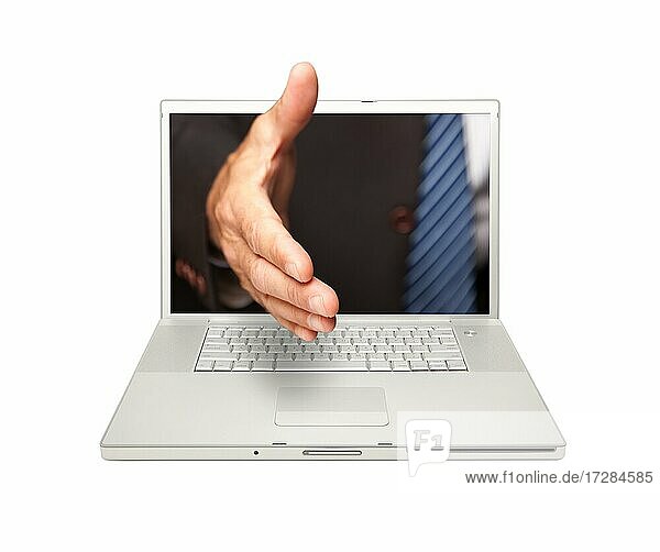 Mann erreicht für einen Händedruck durch Laptop-Bildschirm vor einem weißen Hintergrund