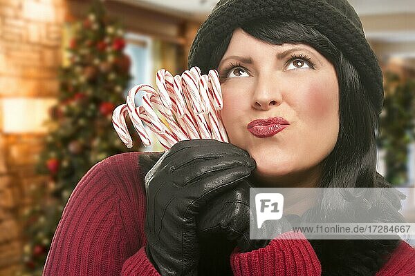 Hübsche Frau hält ein Bündel von Zuckerstangen in Weihnachten Einstellung