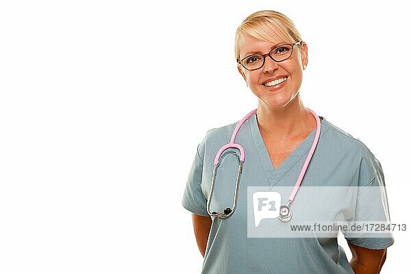Freundliche blonde Ärztin vor einem weißen Hintergrund
